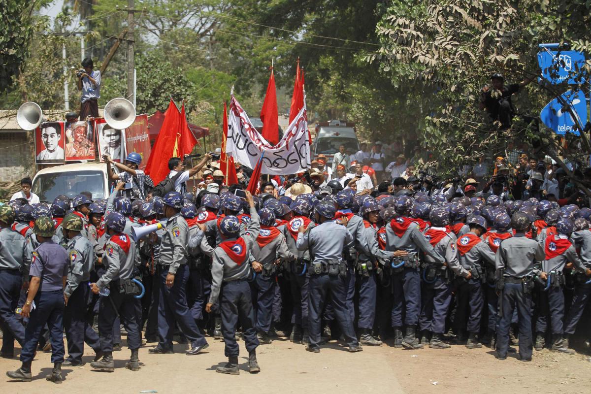 Myanmar police beat students, journalists, monks; about 100 detained
